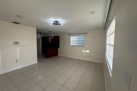 Снять в аренду виллу или дом в Хомстед, Флорида 4 спальни, 149.39м2, № 1968983 - фото 4