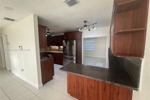 Снять в аренду виллу или дом в Хомстед, Флорида 4 спальни, 149.39м2, № 1968983 - фото 7