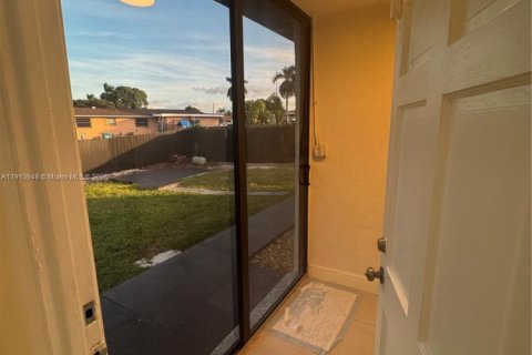 Снять в аренду виллу или дом в Хомстед, Флорида 4 спальни, 149.39м2, № 1968983 - фото 27