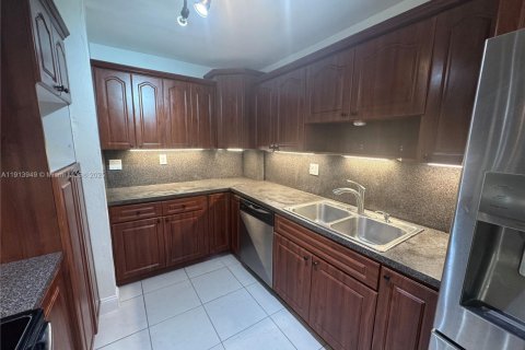 Снять в аренду виллу или дом в Хомстед, Флорида 4 спальни, 149.39м2, № 1968983 - фото 9