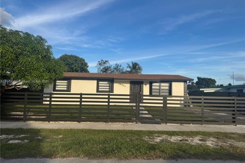 Снять в аренду виллу или дом в Хомстед, Флорида 4 спальни, 149.39м2, № 1968983 - фото 1