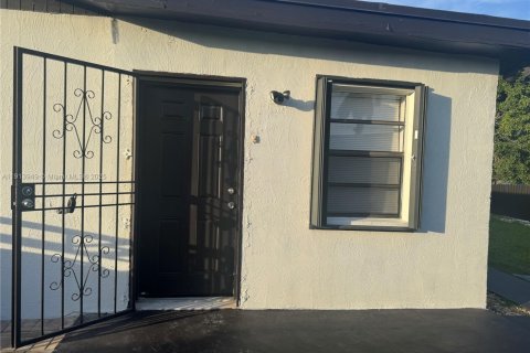 Снять в аренду виллу или дом в Хомстед, Флорида 4 спальни, 149.39м2, № 1968983 - фото 12