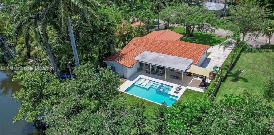 Villa ou maison à El Portal, Floride 4 chambres, 222.97 m2 № 1960040