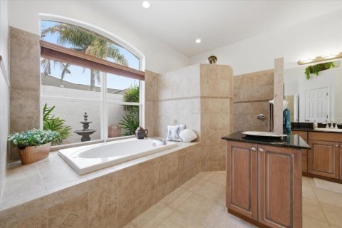 House in Spring Hill, Florida 5 bedrooms, 331.57 sq.m. № 2111850 - photo 17