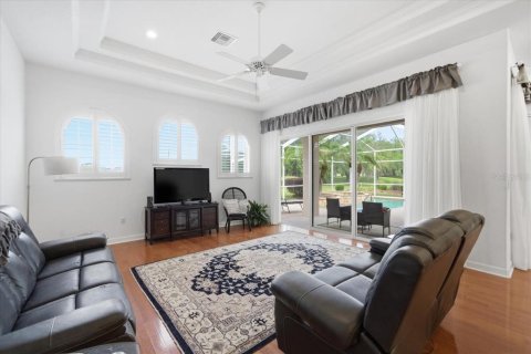 House in Spring Hill, Florida 5 bedrooms, 331.57 sq.m. № 2111850 - photo 12