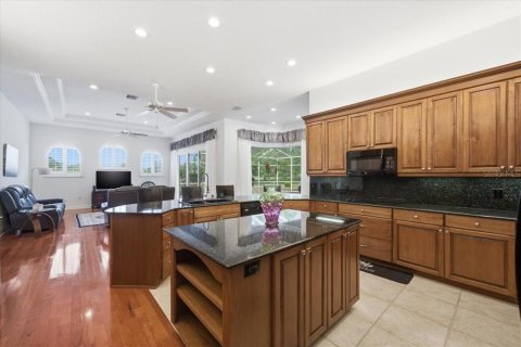 House in Spring Hill, Florida 5 bedrooms, 331.57 sq.m. № 2111850 - photo 9