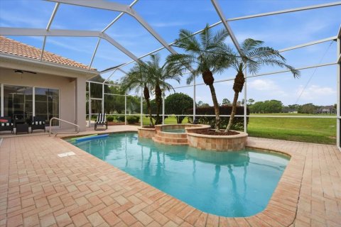 House in Spring Hill, Florida 5 bedrooms, 331.57 sq.m. № 2111850
