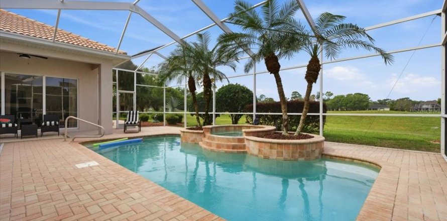 House in Spring Hill, Florida 5 bedrooms, 331.57 sq.m. № 2111850