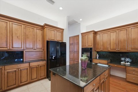 House in Spring Hill, Florida 5 bedrooms, 331.57 sq.m. № 2111850 - photo 11