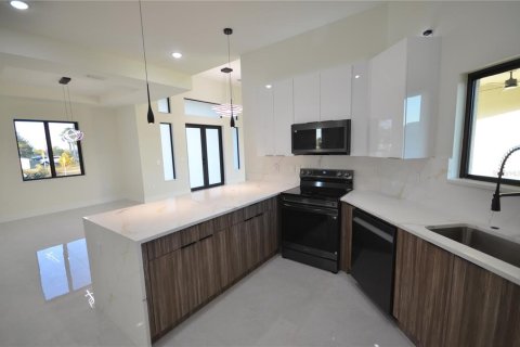 Casa en alquiler en Cape Coral, Florida, 3 dormitorios, 172.24 m2 № 2142398 - foto 17