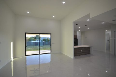 Casa en alquiler en Cape Coral, Florida, 3 dormitorios, 172.24 m2 № 2142398 - foto 8