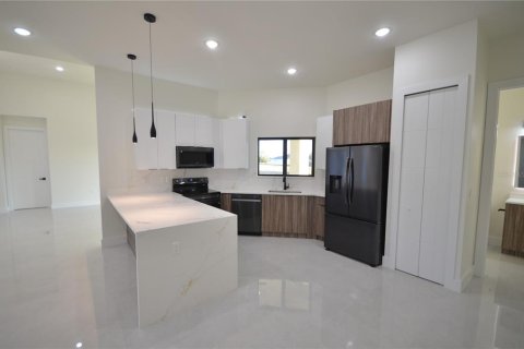 Casa en alquiler en Cape Coral, Florida, 3 dormitorios, 172.24 m2 № 2142398 - foto 15