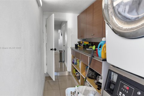 House in Miami Gardens, Florida 4 bedrooms, 183.95 sq.m. № 1956045 - photo 15