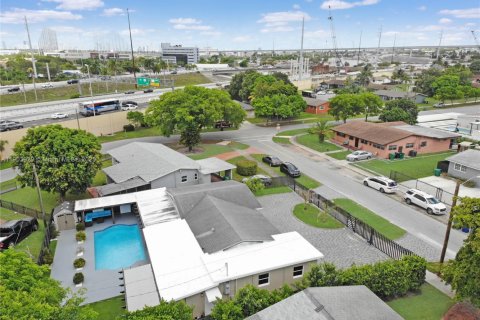 House in Miami Gardens, Florida 4 bedrooms, 183.95 sq.m. № 1956045 - photo 3