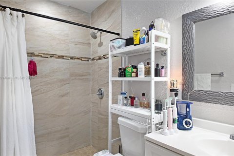 House in Miami Gardens, Florida 4 bedrooms, 183.95 sq.m. № 1956045 - photo 25