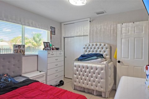 House in Miami Gardens, Florida 4 bedrooms, 183.95 sq.m. № 1956045 - photo 21