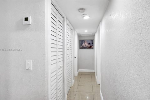 House in Miami Gardens, Florida 4 bedrooms, 183.95 sq.m. № 1956045 - photo 16