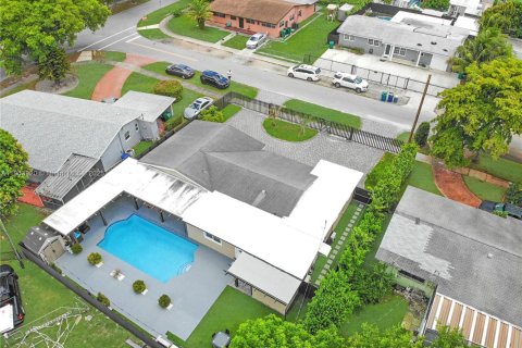 House in Miami Gardens, Florida 4 bedrooms, 183.95 sq.m. № 1956045 - photo 4