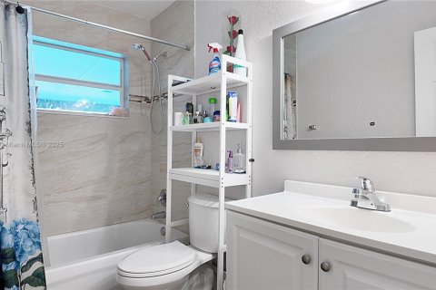 House in Miami Gardens, Florida 4 bedrooms, 183.95 sq.m. № 1956045 - photo 17