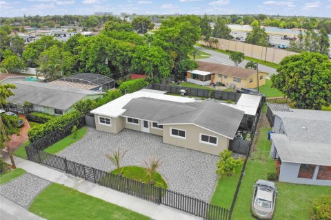 House in Miami Gardens, Florida 4 bedrooms, 183.95 sq.m. № 1956045 - photo 5