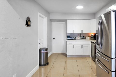 House in Miami Gardens, Florida 4 bedrooms, 183.95 sq.m. № 1956045 - photo 12