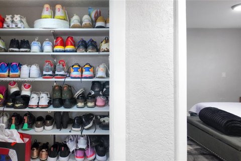 House in Miami Gardens, Florida 4 bedrooms, 183.95 sq.m. № 1956045 - photo 22