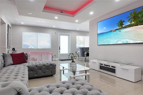 House in Miami Gardens, Florida 4 bedrooms, 183.95 sq.m. № 1956045 - photo 10