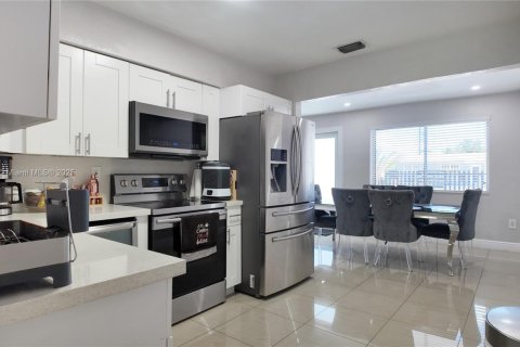 House in Miami Gardens, Florida 4 bedrooms, 183.95 sq.m. № 1956045 - photo 13