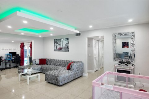 House in Miami Gardens, Florida 4 bedrooms, 183.95 sq.m. № 1956045 - photo 7