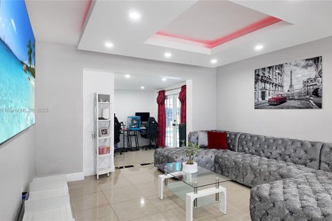 House in Miami Gardens, Florida 4 bedrooms, 183.95 sq.m. № 1956045 - photo 8