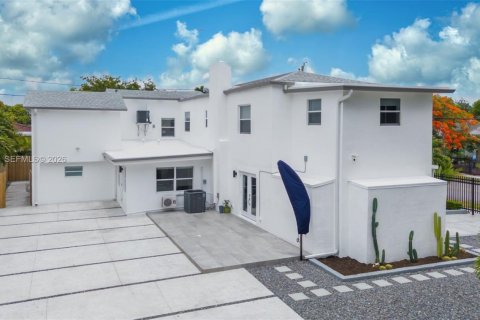 Immobilier commercial à Miami, Floride 384.24 m2 № 2253764