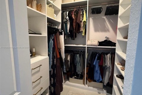 Casa en venta en Miami, Florida, 4 dormitorios, 205.59 m2 № 1975163 - foto 26