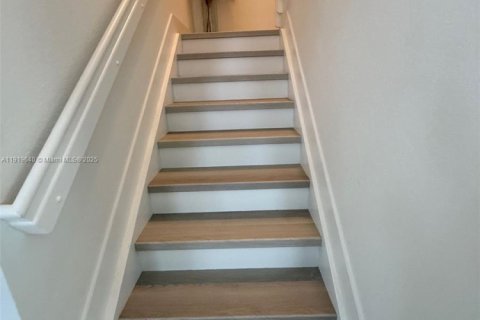 Casa en venta en Miami, Florida, 4 dormitorios, 205.59 m2 № 1975163 - foto 13