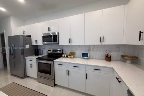 Casa en venta en Miami, Florida, 4 dormitorios, 205.59 m2 № 1975163 - foto 22