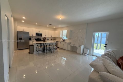Casa en venta en Miami, Florida, 4 dormitorios, 205.59 m2 № 1975163 - foto 19