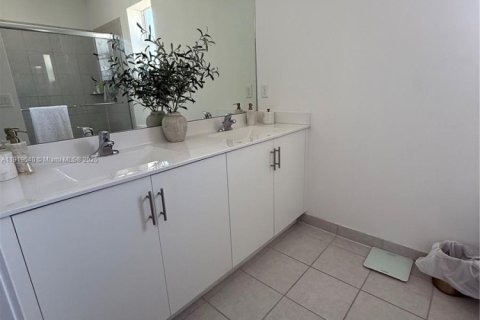 Casa en venta en Miami, Florida, 4 dormitorios, 205.59 m2 № 1975163 - foto 30