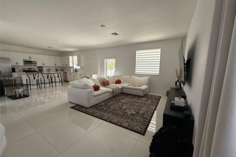 Casa en venta en Miami, Florida, 4 dormitorios, 205.59 m2 № 1975163 - foto 9
