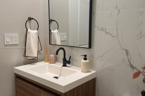 Casa en venta en Miami, Florida, 4 dormitorios, 205.59 m2 № 1975163 - foto 15