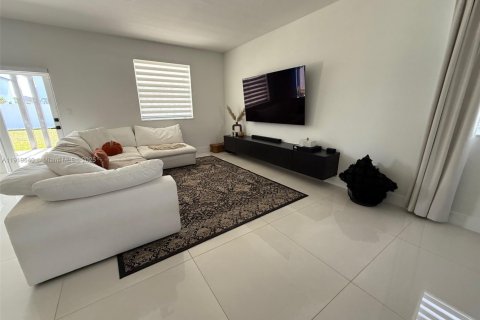Casa en venta en Miami, Florida, 4 dormitorios, 205.59 m2 № 1975163 - foto 10