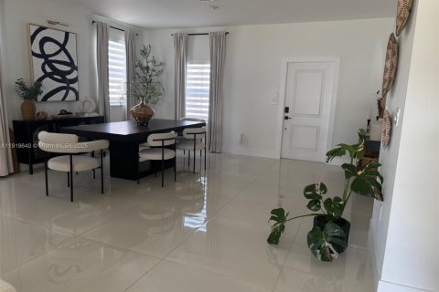 Casa en venta en Miami, Florida, 4 dormitorios, 205.59 m2 № 1975163 - foto 6