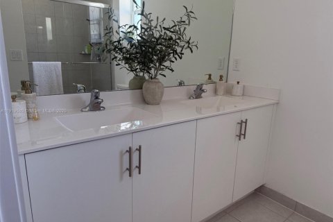 Casa en venta en Miami, Florida, 4 dormitorios, 205.59 m2 № 1975163 - foto 29