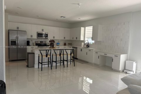 Casa en venta en Miami, Florida, 4 dormitorios, 205.59 m2 № 1975163 - foto 16
