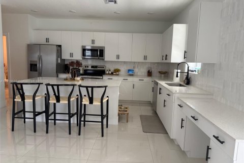 Casa en venta en Miami, Florida, 4 dormitorios, 205.59 m2 № 1975163 - foto 17