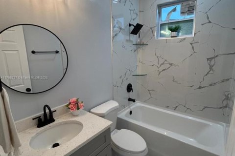 House in Cape Coral, Florida 3 bedrooms № 1959221 - photo 13