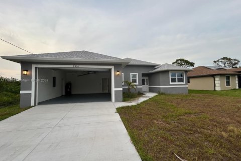 House in Cape Coral, Florida 3 bedrooms № 1959221 - photo 2