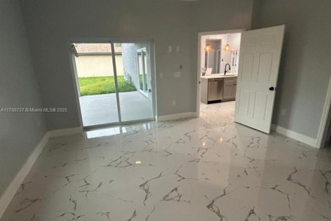 House in Cape Coral, Florida 3 bedrooms № 1959221 - photo 9