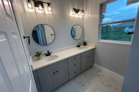 House in Cape Coral, Florida 3 bedrooms № 1959221 - photo 14