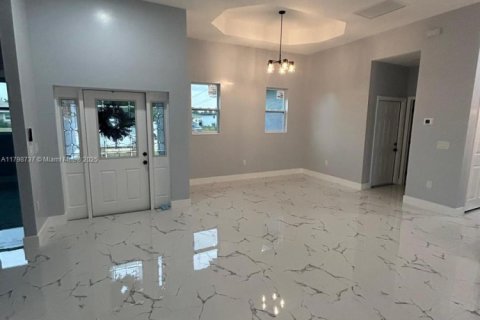 House in Cape Coral, Florida 3 bedrooms № 1959221 - photo 4