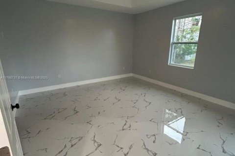 House in Cape Coral, Florida 3 bedrooms № 1959221 - photo 17