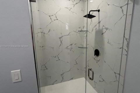 House in Cape Coral, Florida 3 bedrooms № 1959221 - photo 11